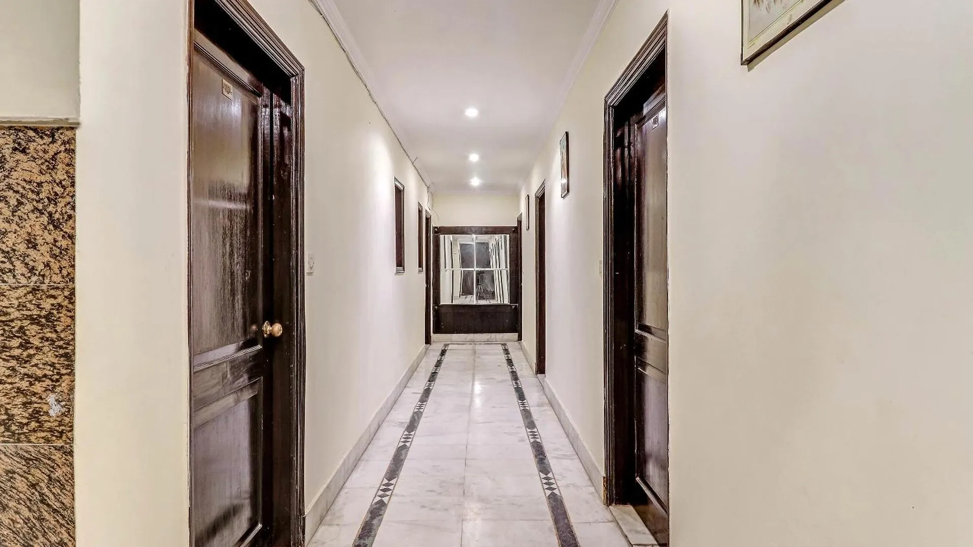 Hotel O Grand Central Дели