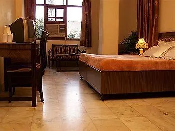 Hotel O Grand Central Дели